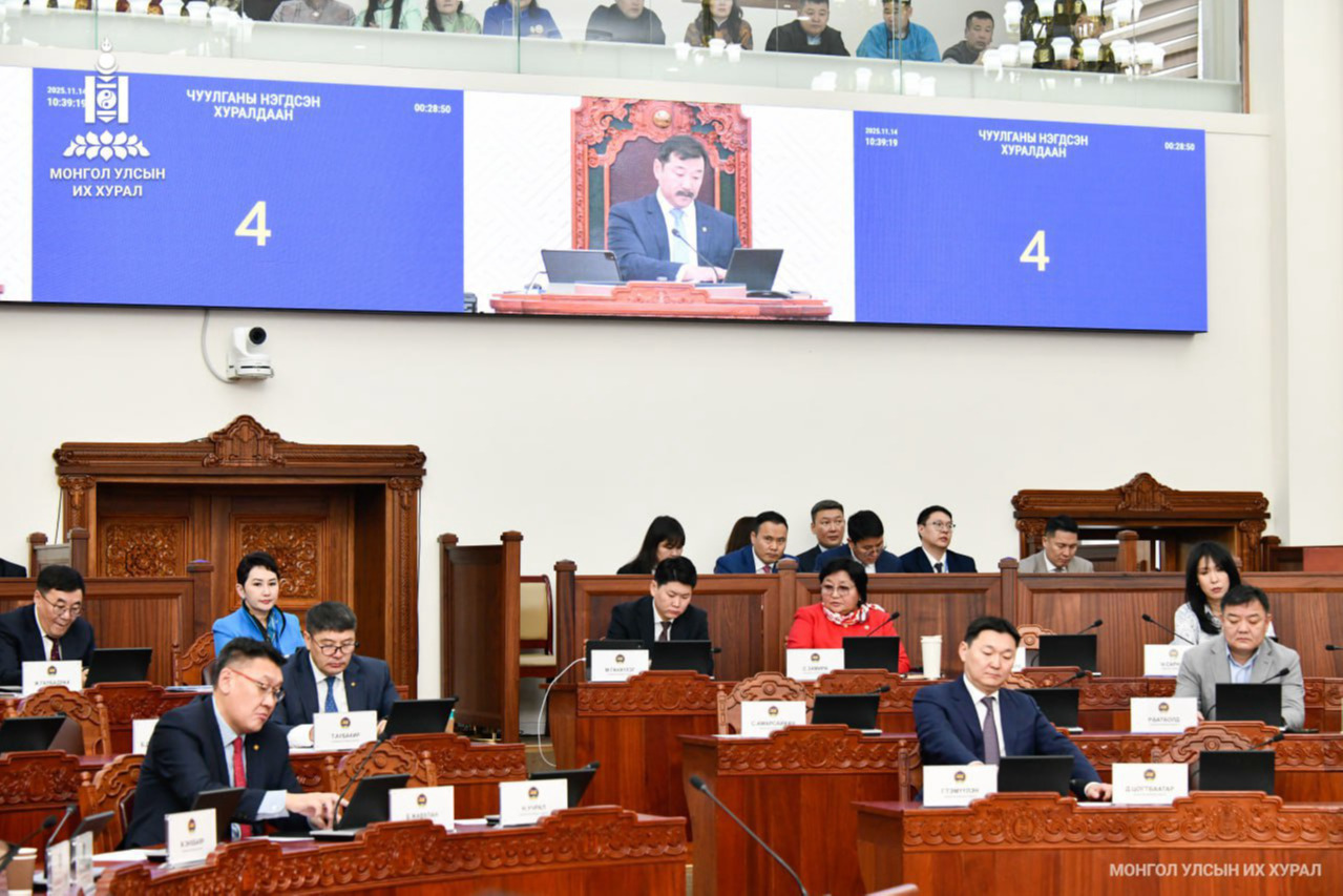 Төсвийн тухай хуулийн төсөлтэй хамт өргөн мэдүүлсэн хууль, тогтоолын төслүүдийг эцэслэн батлав